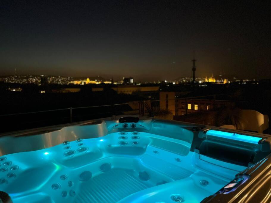 Elegant Rooftop Studio With Shared Terrace And Jacuzzi Budapesta