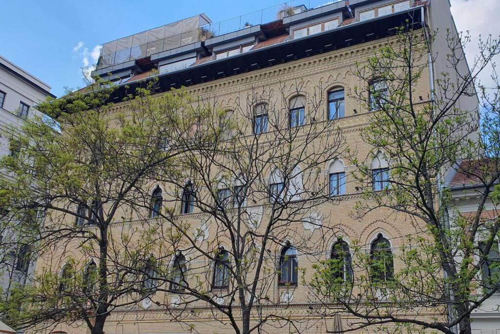 Elegant Rooftop Studio With Shared Terrace And Jacuzzi Budapesta