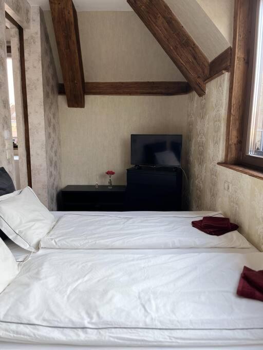 Elegant Rooftop Studio With Shared Terrace And Jacuzzi Budapesta