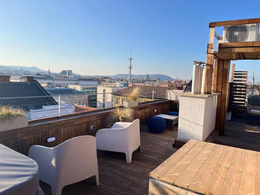 Elegant Rooftop Studio With Shared Terrace And Jacuzzi Apartament Budapesta