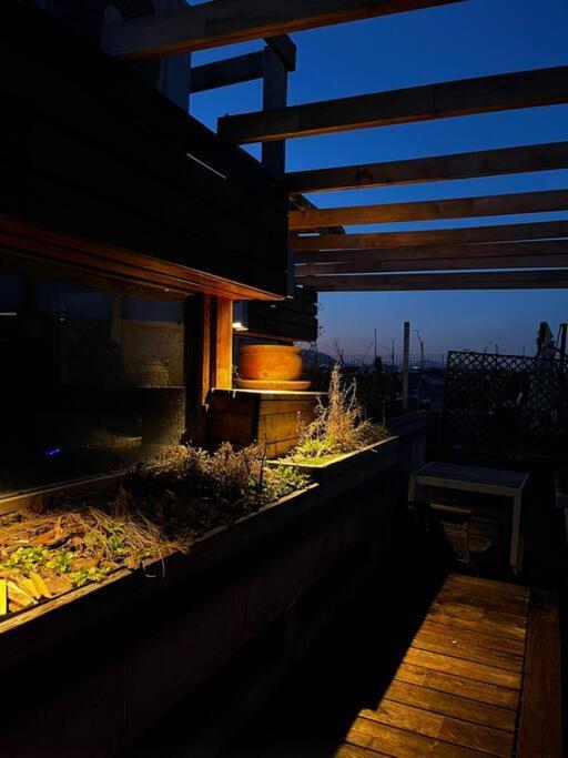Apartament Elegant Rooftop Studio With Shared Terrace And Jacuzzi *